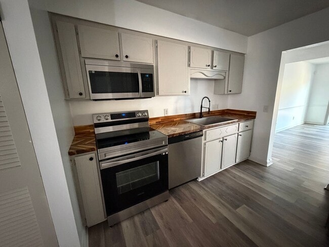 Building Photo - FOR RENT