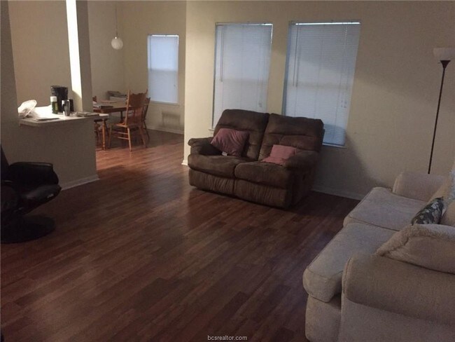 Foto del edificio - 1219 Canyon Creek Cir