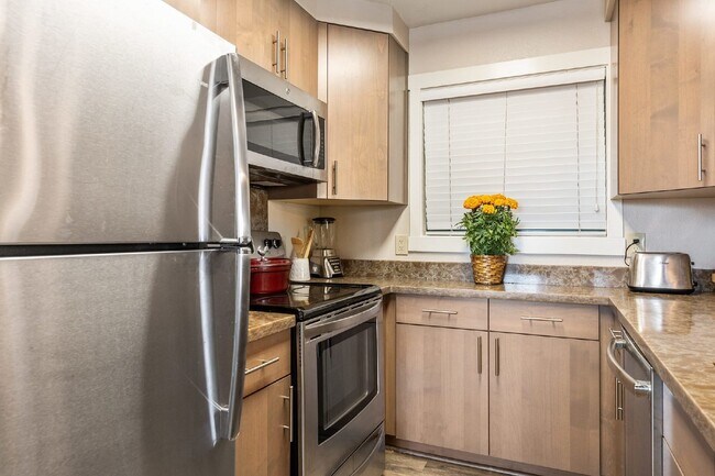 Building Photo - Modern 2 Bed, 2 Bath Condo in fenced commu...