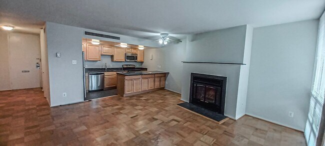 Foto del edificio - Cozy 1 Bed 1 Bath Unit With Gorgeous Views In Historic Lake Anne Of Reston