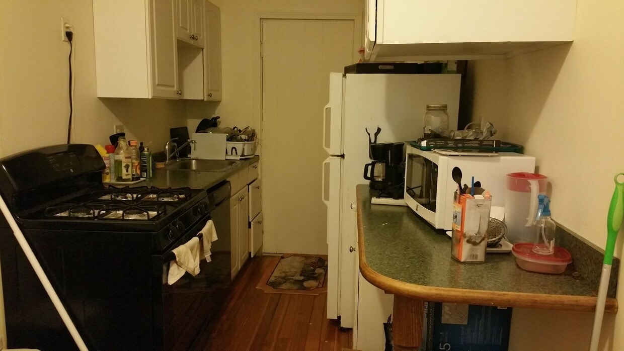 Building Photo - Great Studio in perfect location! Laundry in building.
