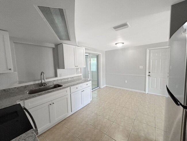 Foto del edificio - 3034 Primrose Dr