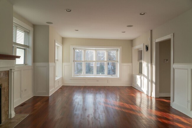 Foto del edificio - Gorgeous 5 Bedroom / 4 Full Bath Home along Chicago River