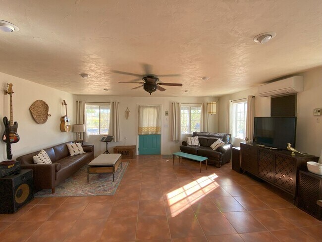 Foto del edificio - Charming 3-Bedroom Home for Rent in Lander...