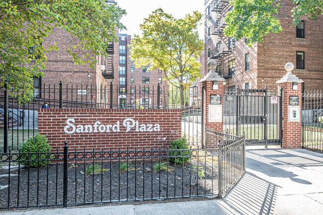 Entrada del edificio - Sanford Plaza