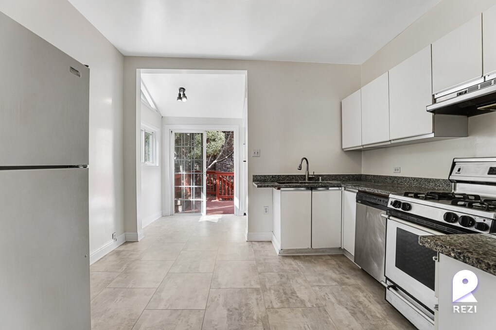 Primary Photo - 162 Langton St