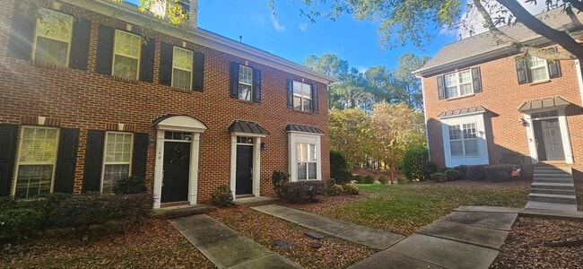 Building Photo - Darling 2br/2.5ba end unit townhome in Exc...
