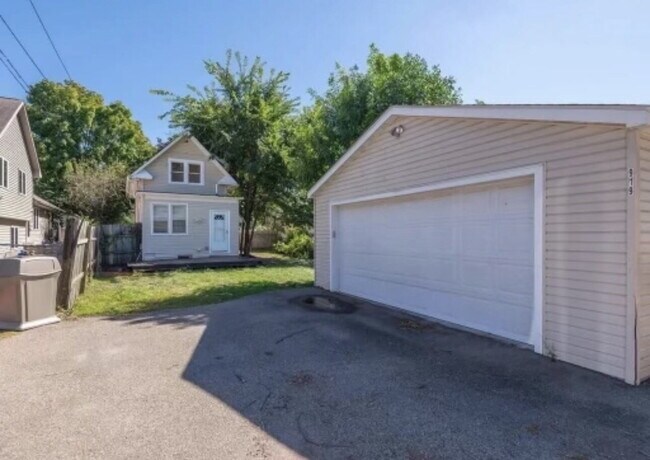 Foto del edificio - Charming 4-Bed Home with Gleaming Hardwood Floors & 2 Full Baths in Minneapolis!