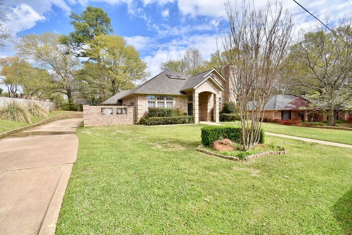 Foto principal - Available Now! Stunning Home in the Heart ...