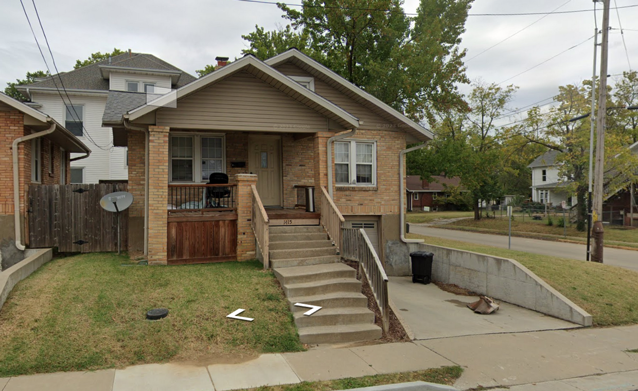 Foto principal - 2 Bed 1 Bath Home East Campus