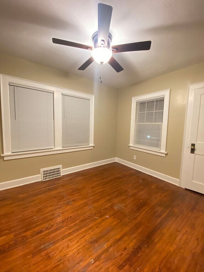 Building Photo - 3 Bed 1 Bath Near Lincoln’s Country Club