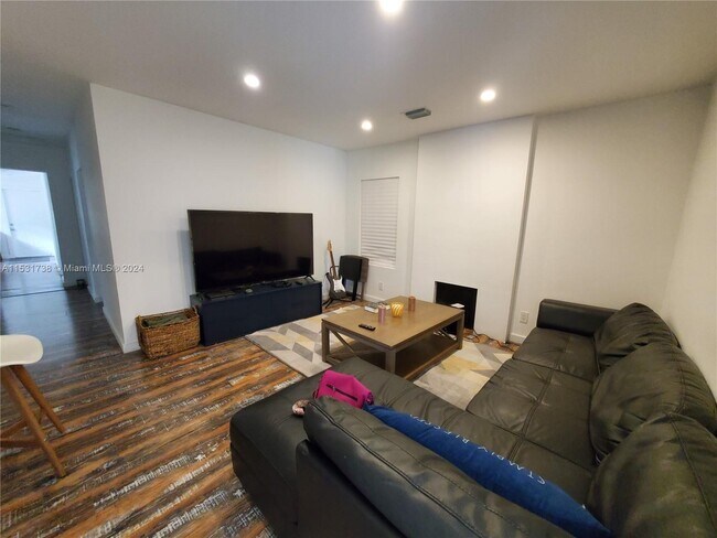 Building Photo - 4908 Washington Dr