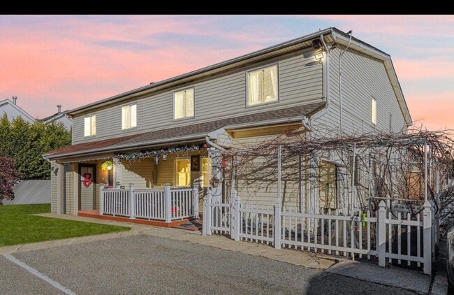 Building Photo - 31 Greentree Ln