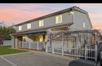 Building Photo - 31 Greentree Ln