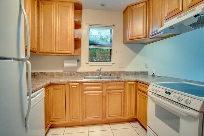 Foto del edificio - Completely updated 2 bedroom town home Loc...