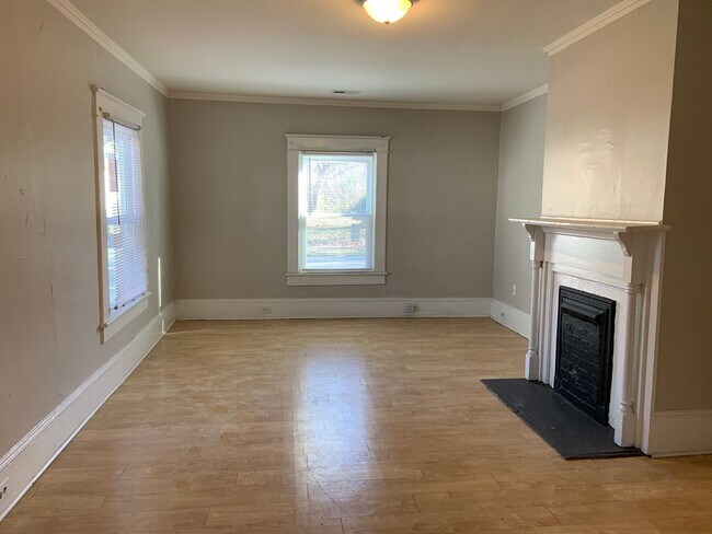Foto del edificio - Glenwood area 2 BR convenient to UNCG & Co...