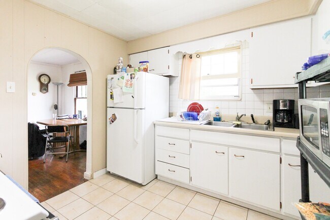 Foto del edificio - PRELEASING for AUGUST! Close to Campus