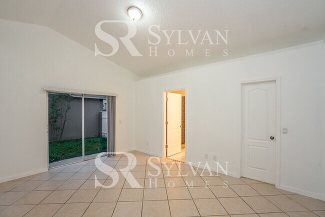 Building Photo - Feel welcome and comfortable in this charm...