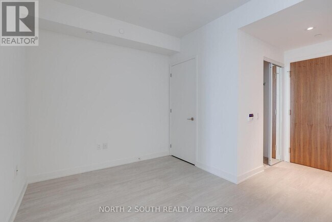 Building Photo - 15 Queens Quay E