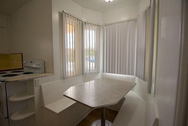 Foto del edificio - 170-170 1/2 Garret Avenue