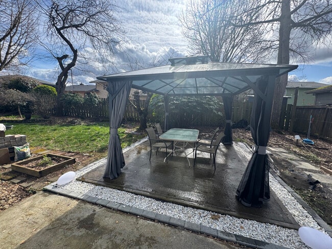 Building Photo - 14422 NE Shaver St