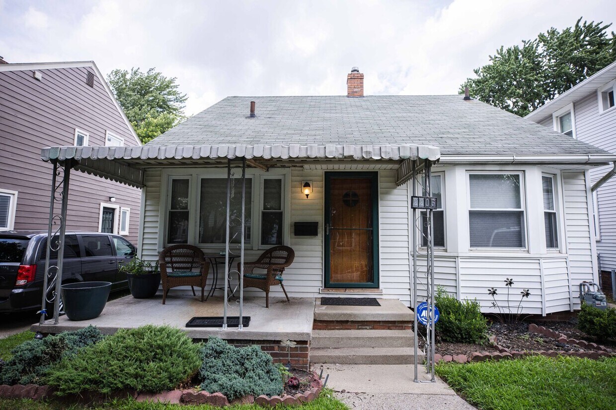 Foto principal - Beautifully updated two bedroom home in We...