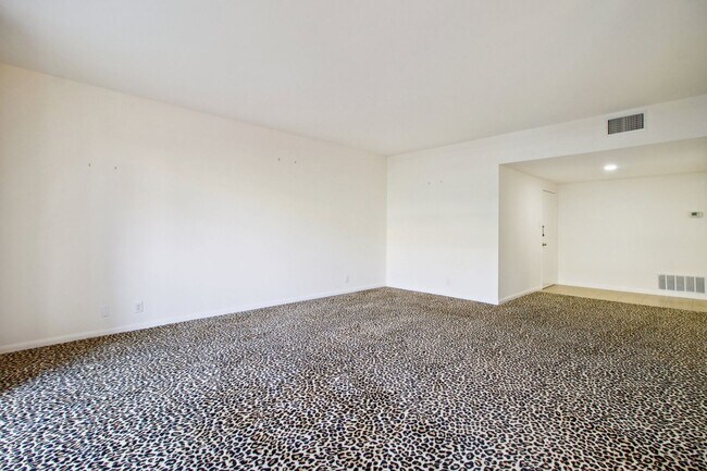 Building Photo - Spacious townhouse for rent! CPS & WATER INCLUDED WITH RENT !