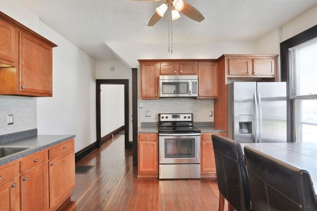 Building Photo - 4 Bedroom , 2 Bath Newly Renovated house - Right off of High St