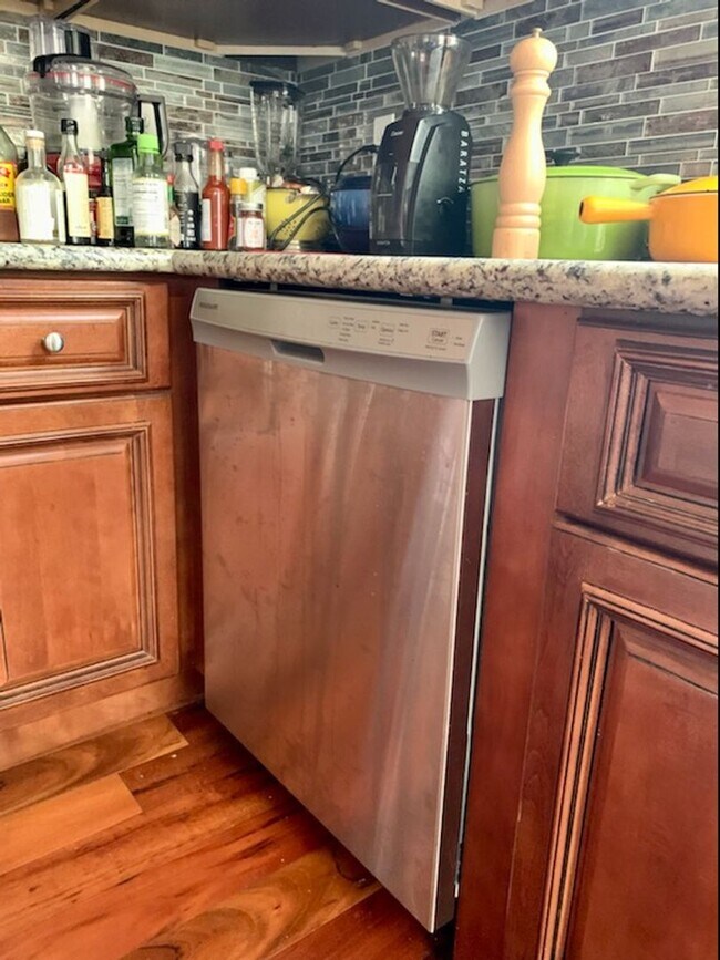 Foto del edificio - 2 Bedroom, 1 Bath Townhome in trendy Bloomfield.  Convenient!