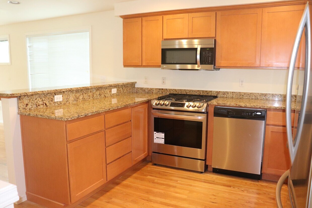 Foto principal - Beautiful 2 Bed/2 Bath Townhouse in Pinehu...