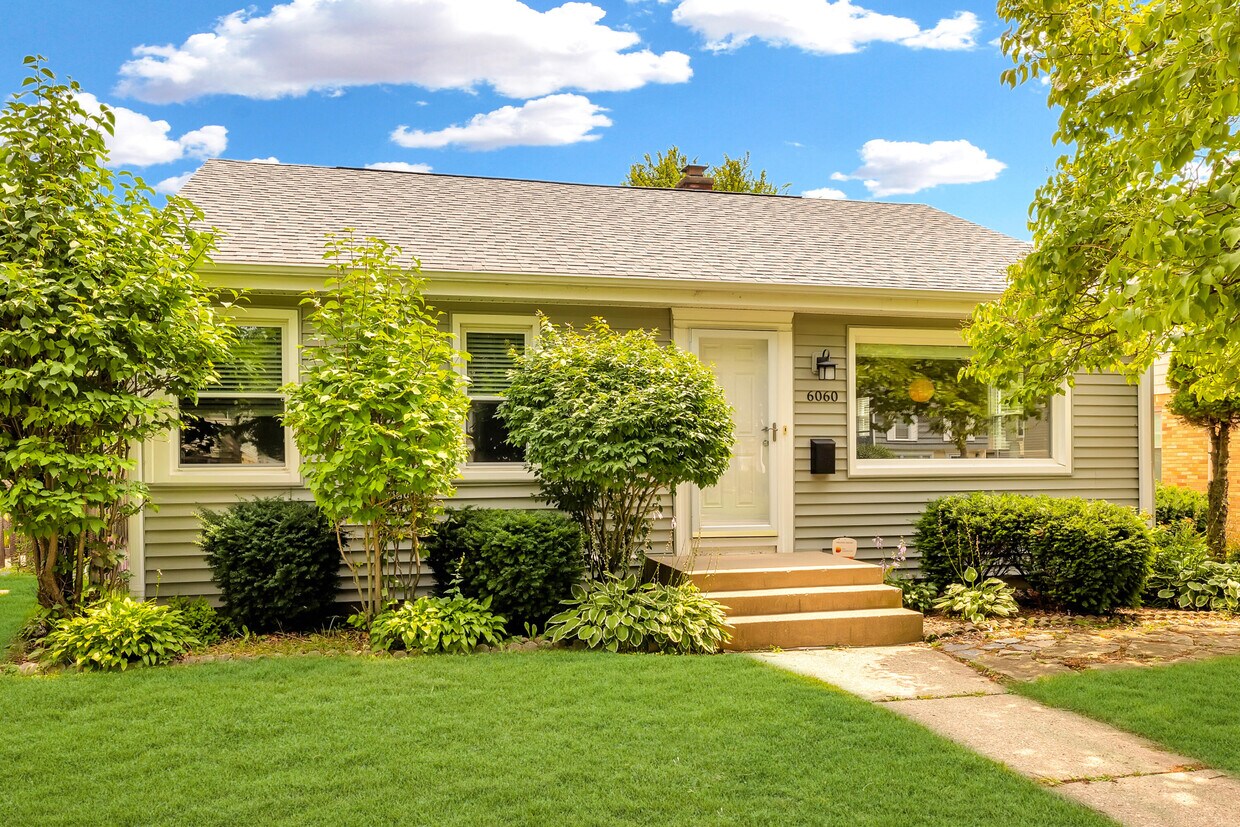 Primary Photo - 6060 N Shoreland Ave