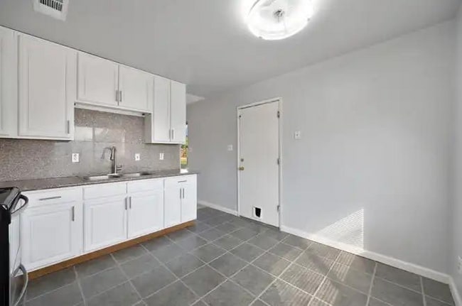 Building Photo - 5800 Mascot Ave