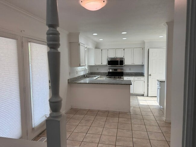 Building Photo - 5972 Roanoke Dr