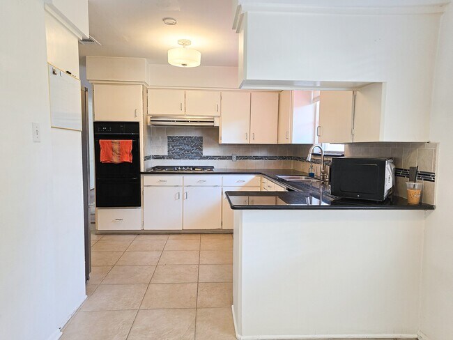 Foto del edificio - 9507 Meadowbriar Ln