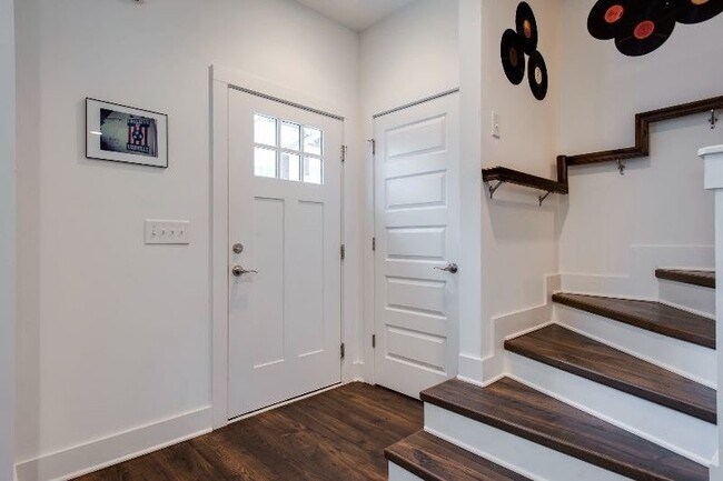 Building Photo - 3 bed! 2.5 bath. Super charming! Furnished...