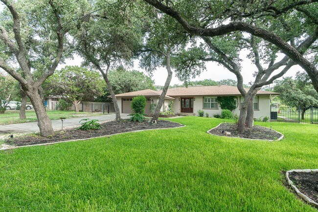 Building Photo - Wonderful Home with Swimming Pool!