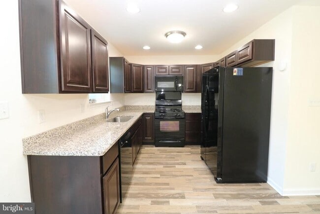 Building Photo - 120 Salerno Dr