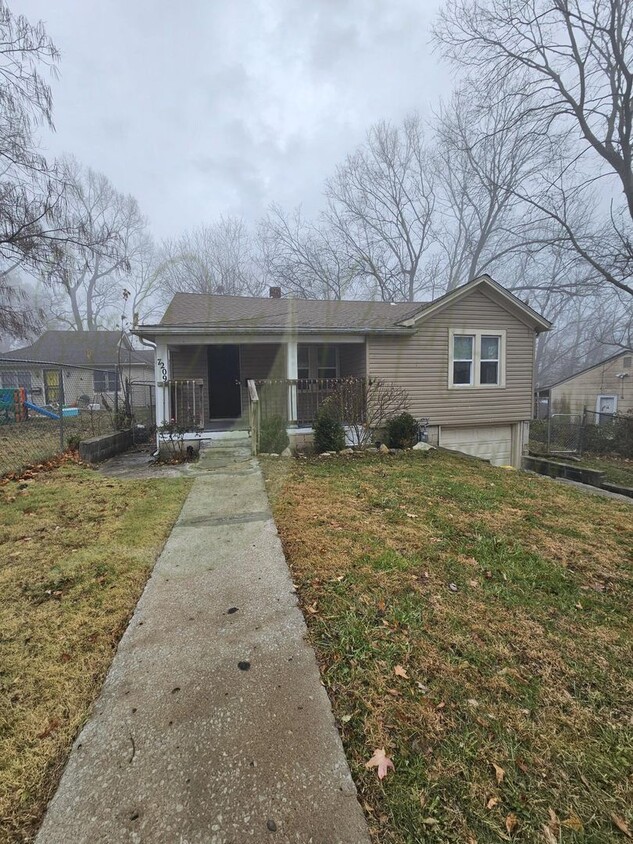 Foto principal - 3 BEDROOM HOME IN KC!!!