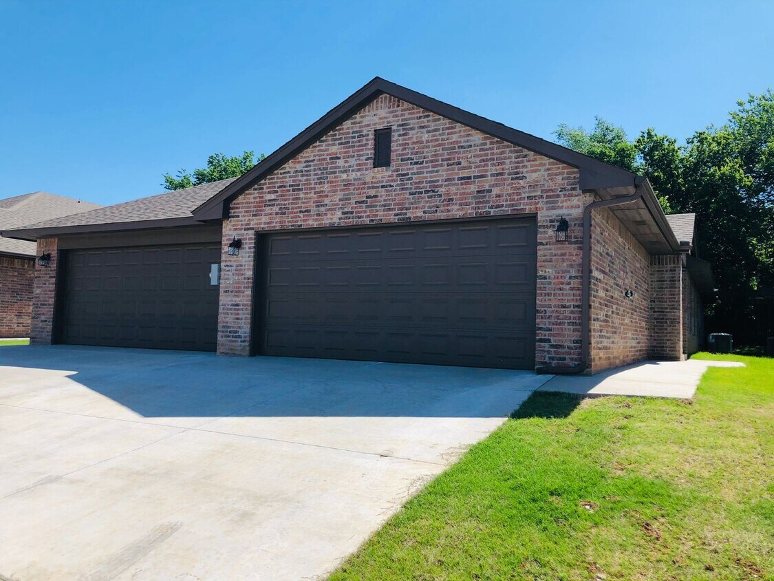 Primary Photo - All electric 3 bed 2 bath duplex on a cul-...