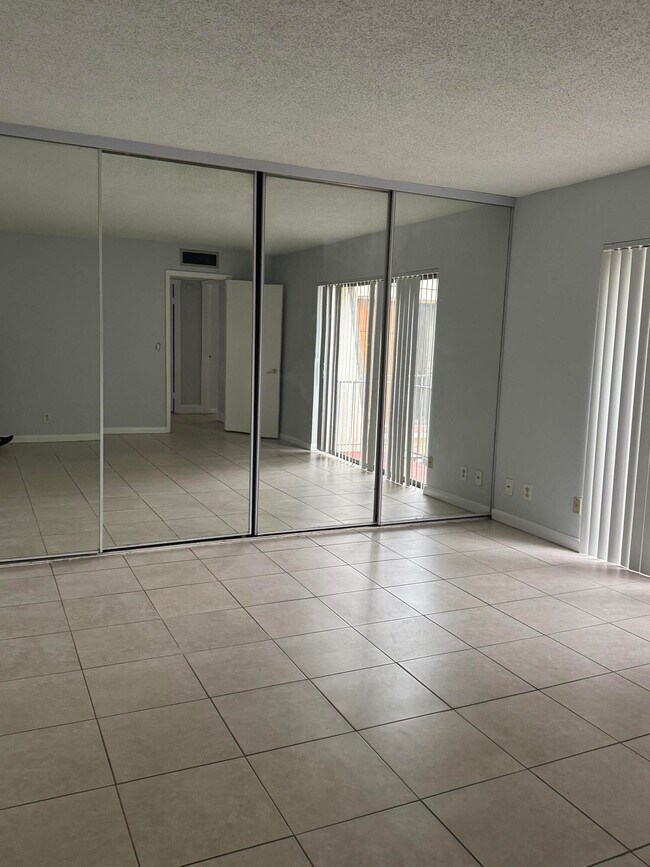 Building Photo - 265 Lake Arbor Dr