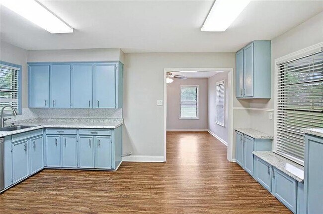 Building Photo - 4720 Sale Ln