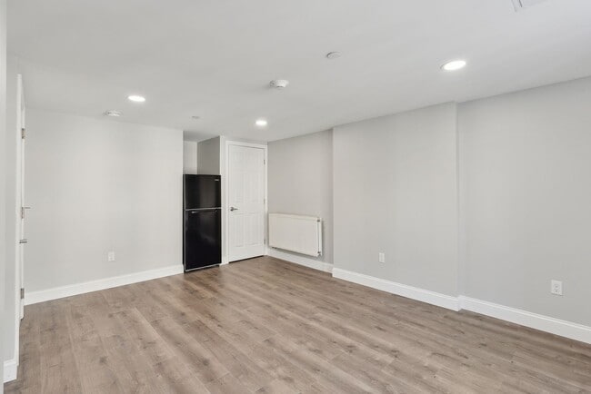 Building Photo - "610" on Congress St: Newer Studio Apt. 1BA $1470.00 Heat & H20 included Available 08/01/26