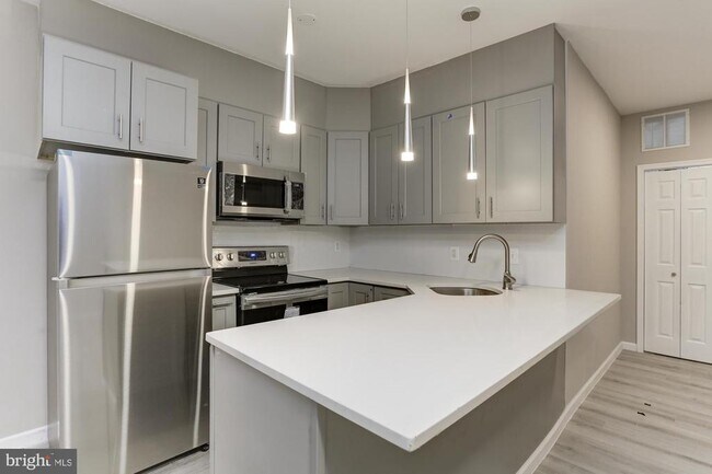 Building Photo - 400 S Highland Ave