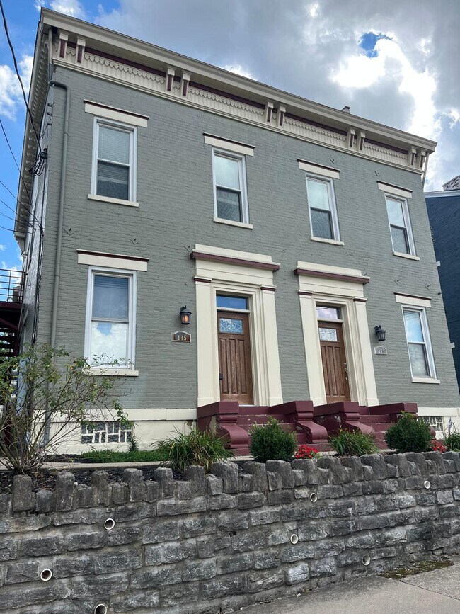 Foto del edificio - 115 E 8th St