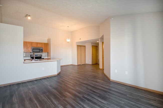 Sala de estar renovada - Fairfax Apartments West