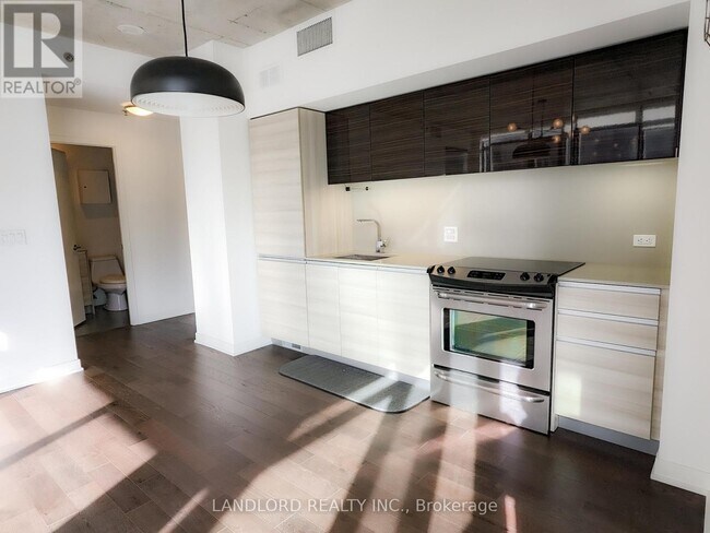 Photo du bâtiment - 8-318 Gladstone Ave