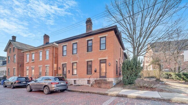 Building Photo - 129-131-131 E Sycamore St