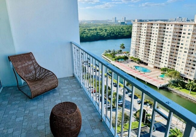 Foto del edificio - 500 Bayview Dr