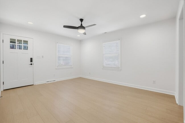 Foto del edificio - (Coming Soon) Beautifully Renovated 3-Bedroom with Fenced in Yard