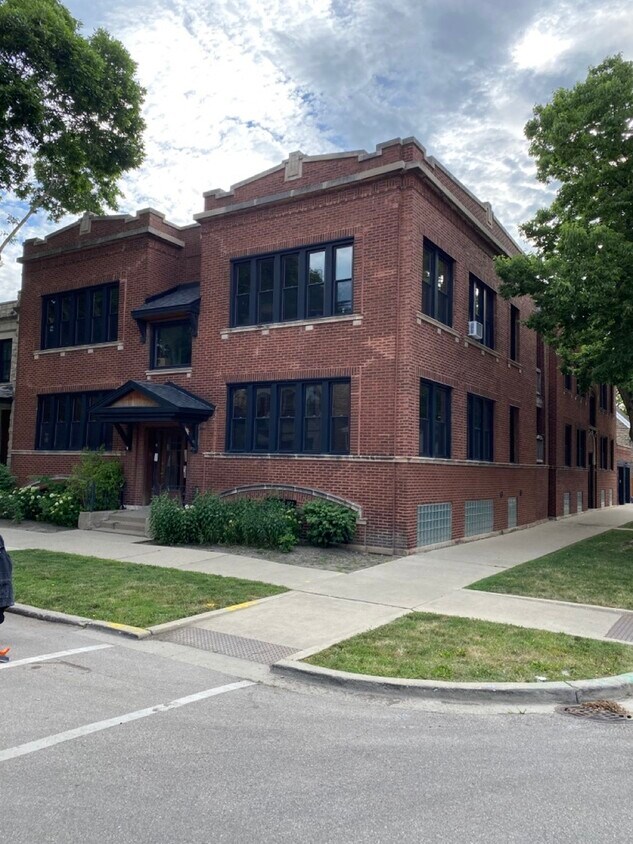 Primary Photo - 2920 W Altgeld St